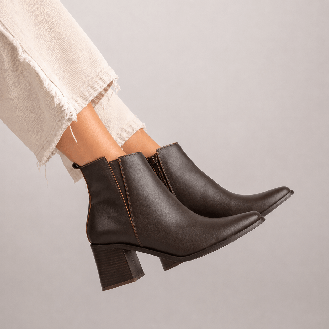 Bota de cuero con taco medio y cierre lateral